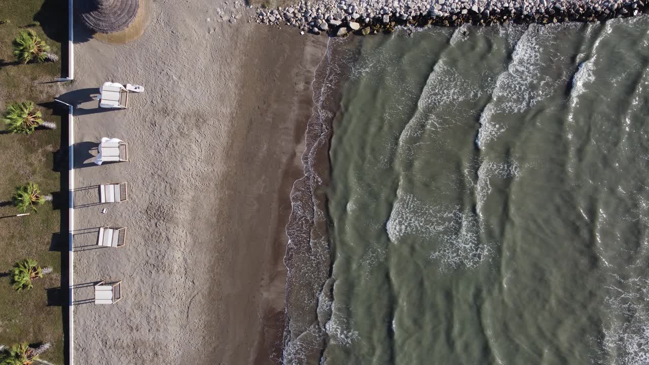 沙滩上泥泞的海水视频素材