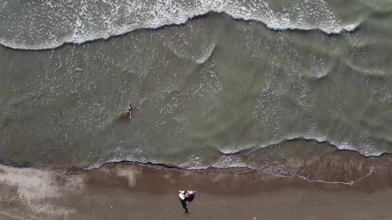 美丽的风景，海浪在沙滩上奔流，特写镜头视频素材