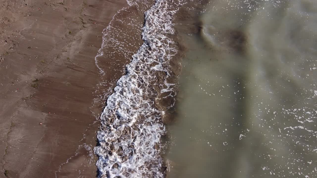 沙滩上泥泞的海水视频素材