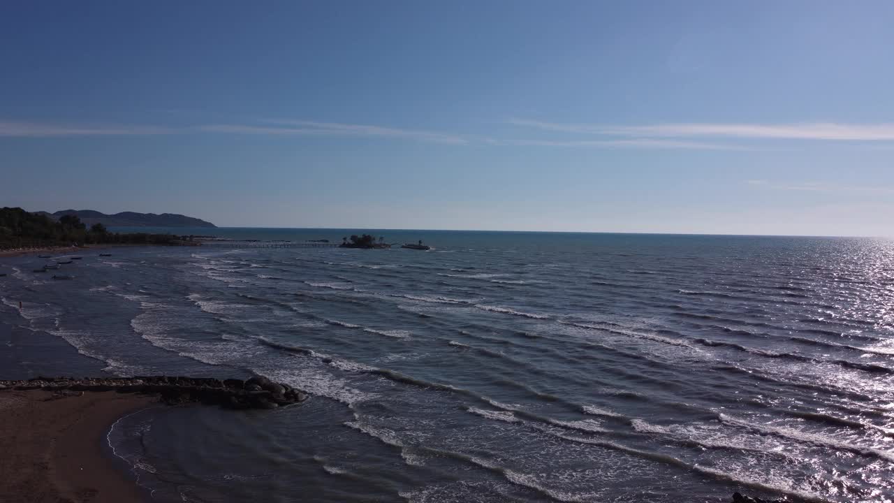 美丽的风景，海浪在沙滩上奔流，特写镜头视频素材