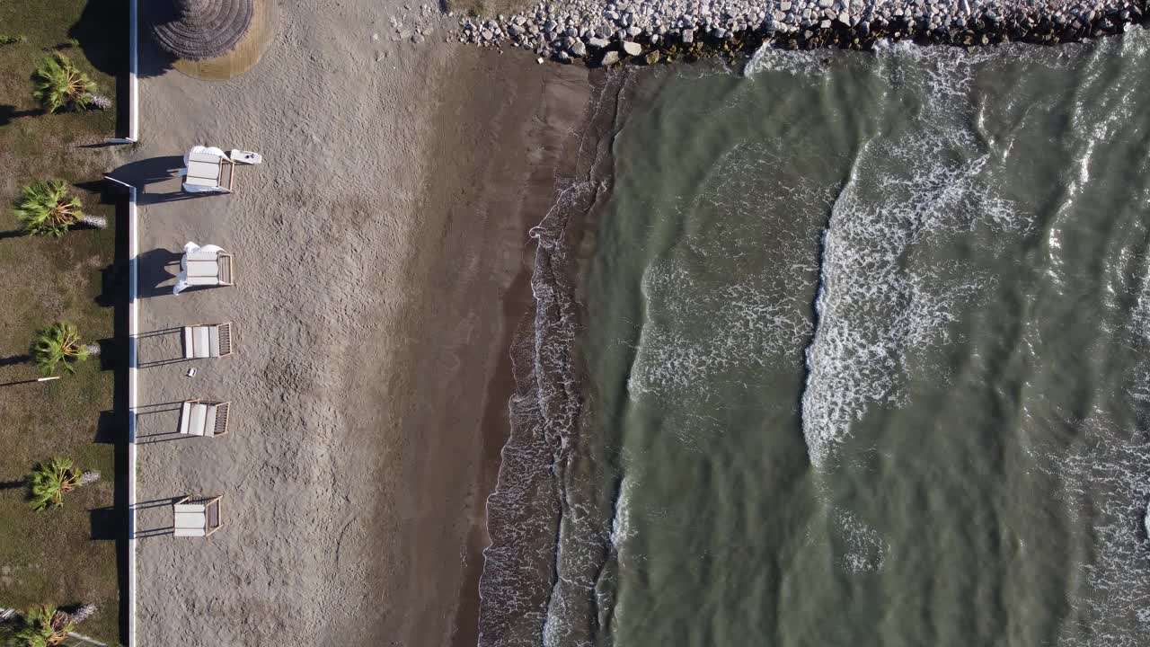 沙滩上泥泞的海水视频素材