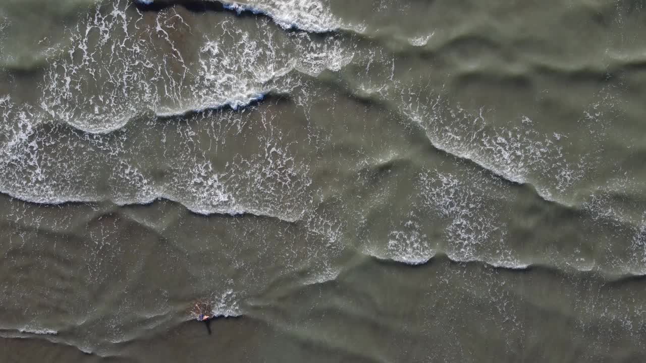 美丽的风景，海浪在沙滩上奔流，特写镜头视频素材