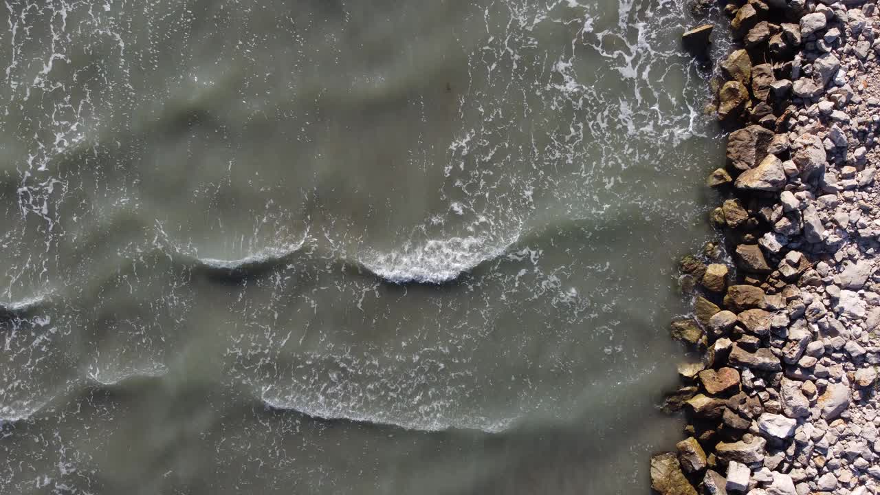 美丽的风景，海浪在沙滩上奔流，特写镜头视频素材