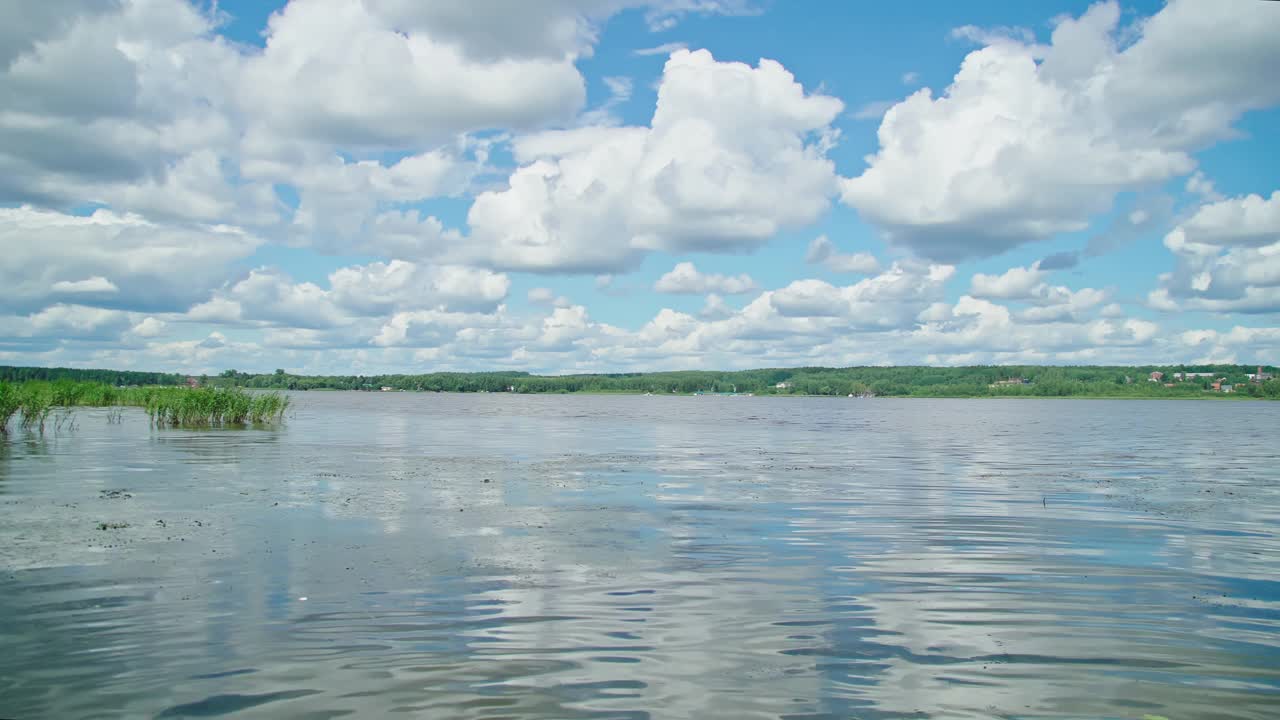 夏天，湖面上白云碧空。4 k视频素材