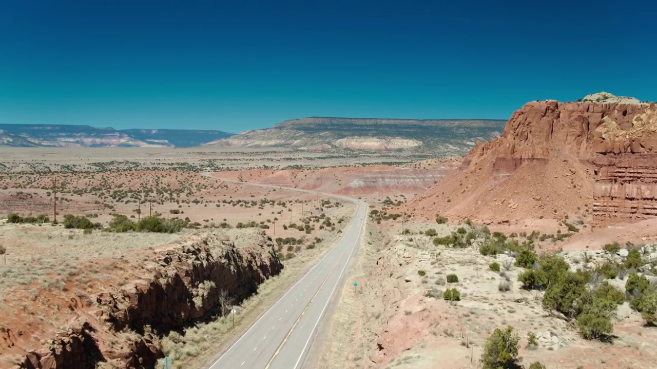 84公路穿越风景Abiquiú， NM附近-空中视频素材