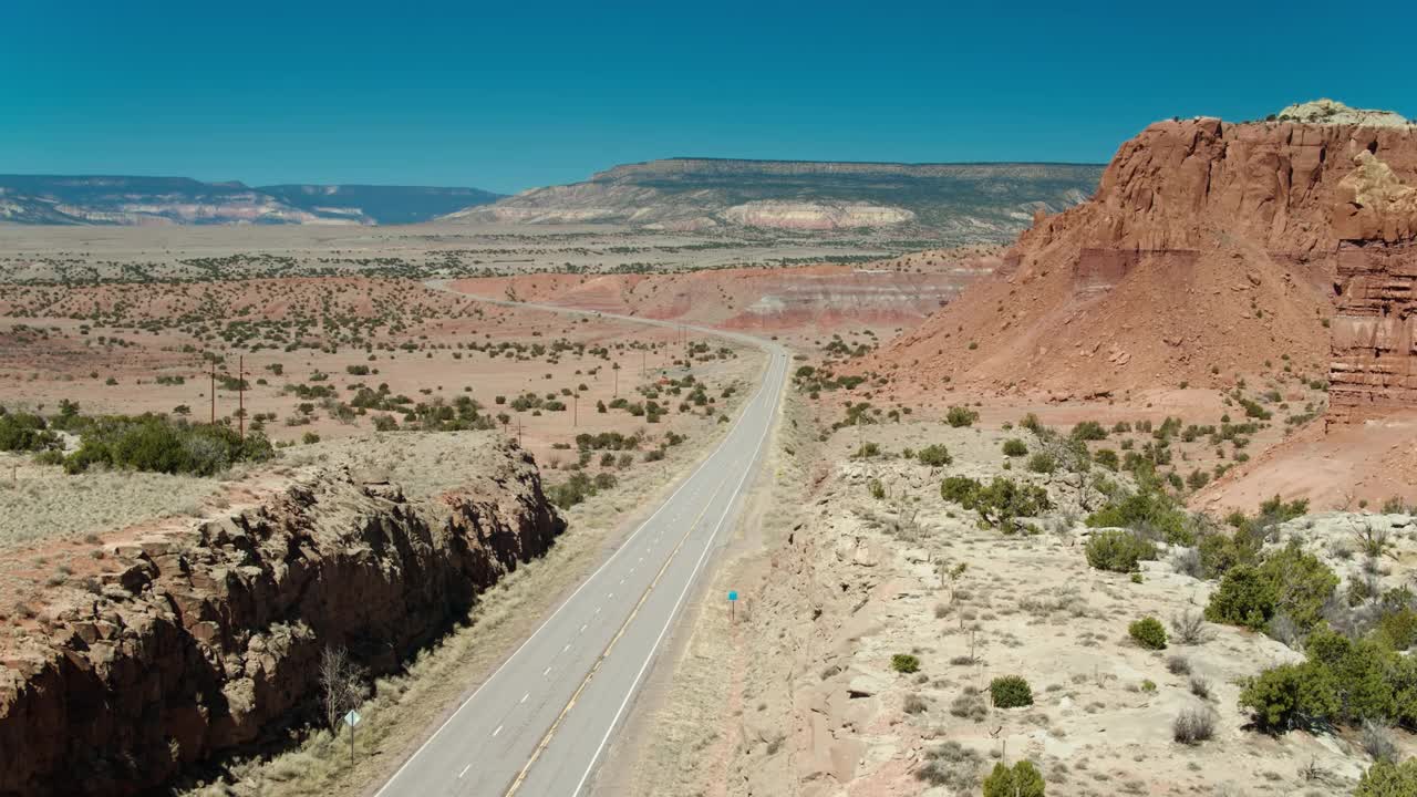 幽灵牧场和Abiquiú之间的沙漠公路上的皮卡视频素材