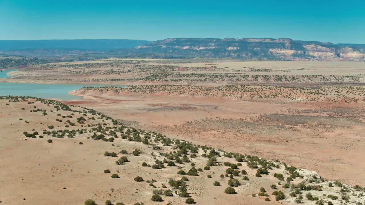 无人机拍摄的幽灵牧场和Abiquiú水库附近的沙漠景观视频素材