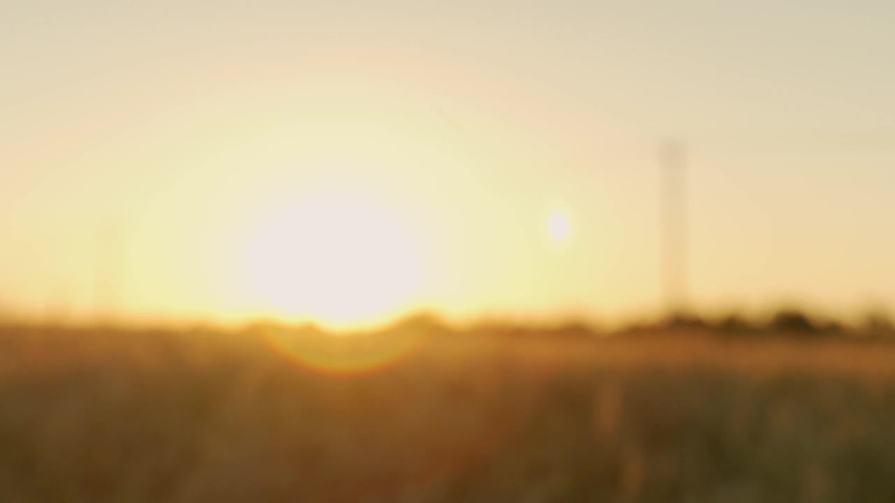 在美丽的日落背景下，一个女人给了一个男人一把新房子的钥匙。建筑与房地产交易的概念视频素材