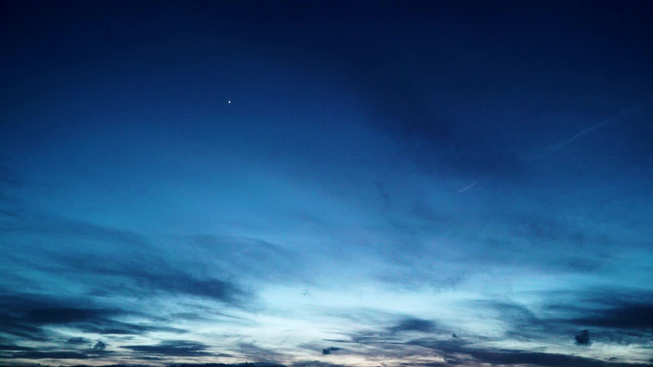 夜幕降临，云朵飘过地平线，时间流逝视频素材