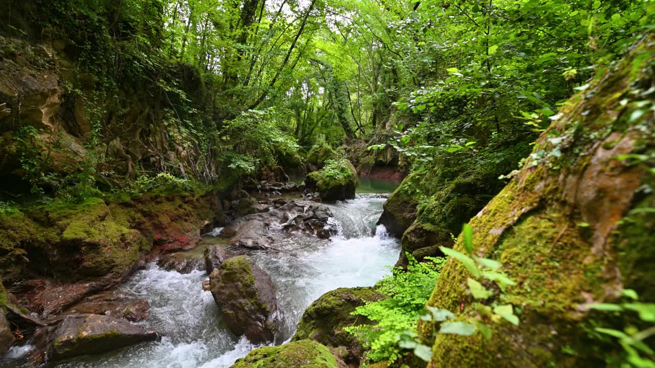 河流、小溪和瀑布在延伸后的马尔莫尔瀑布视频素材