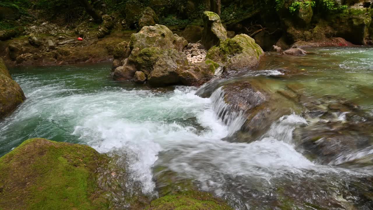 河流、小溪和瀑布在延伸后的马尔莫尔瀑布视频素材