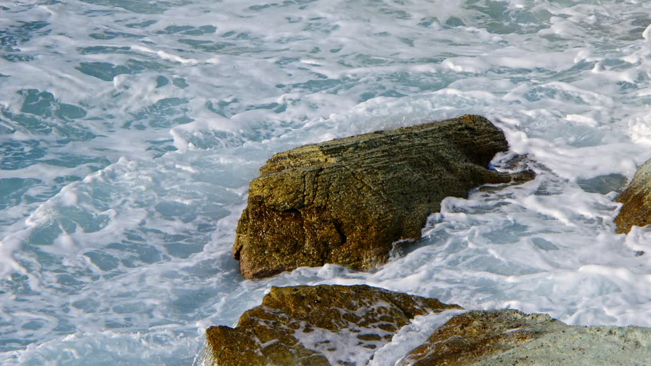 海边的岩石和海浪视频素材