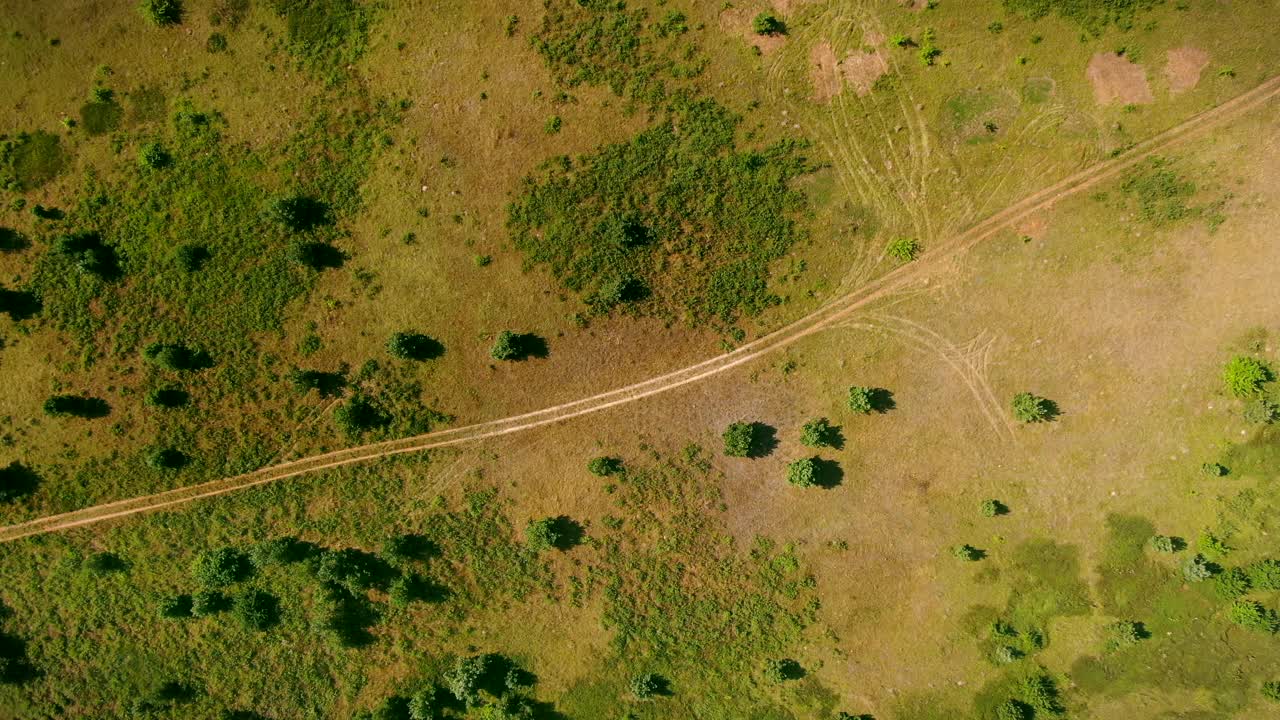 用无人机拍摄的鸟瞰图中，美丽的乡村风景和道路。从高处看，你可以看到一条贯穿整个田野的乡村公路。视频素材