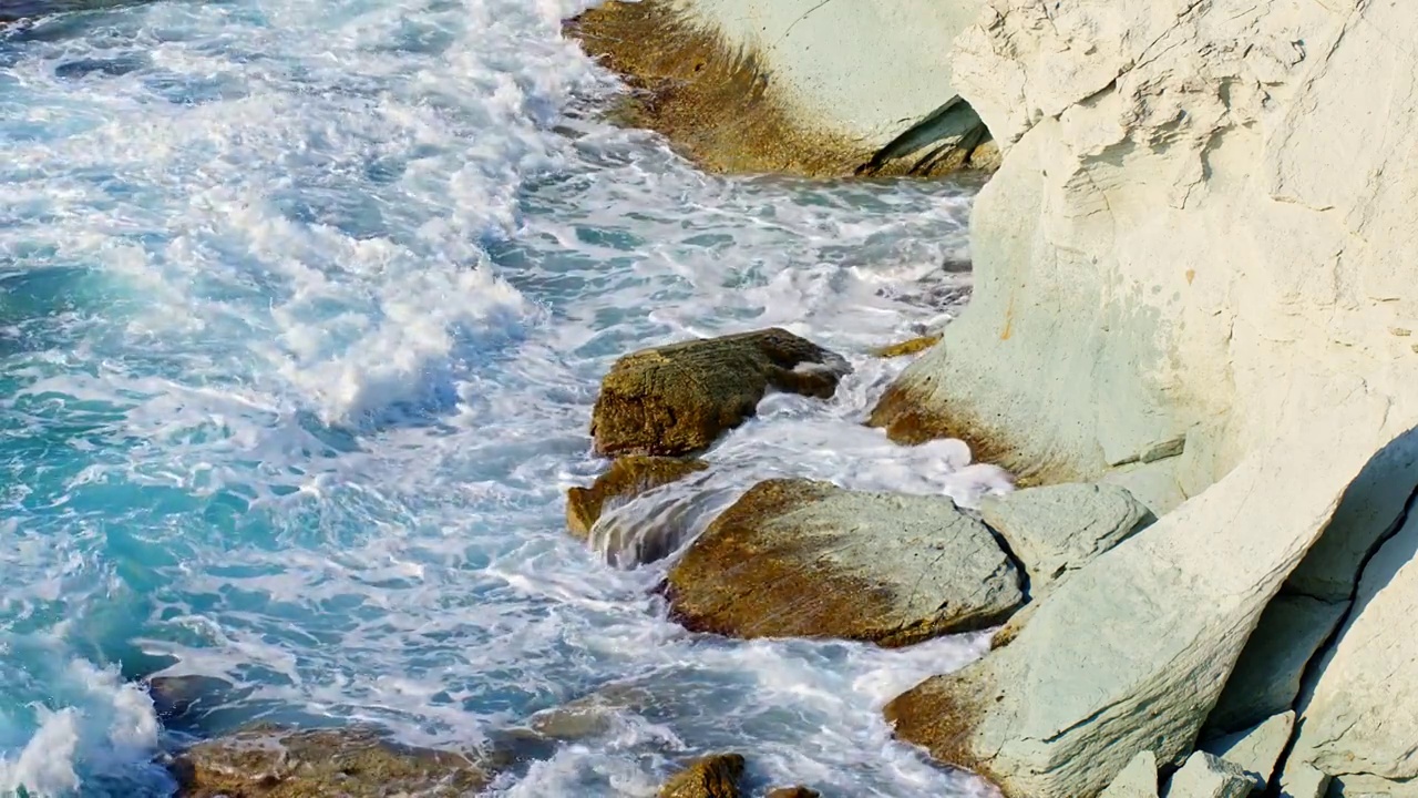 海边的岩石和海浪视频素材