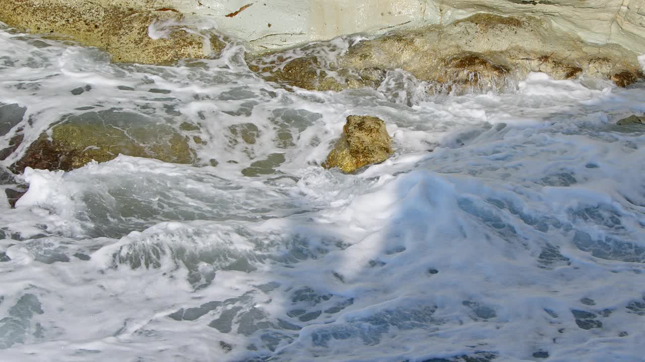 海边的岩石和海浪视频素材