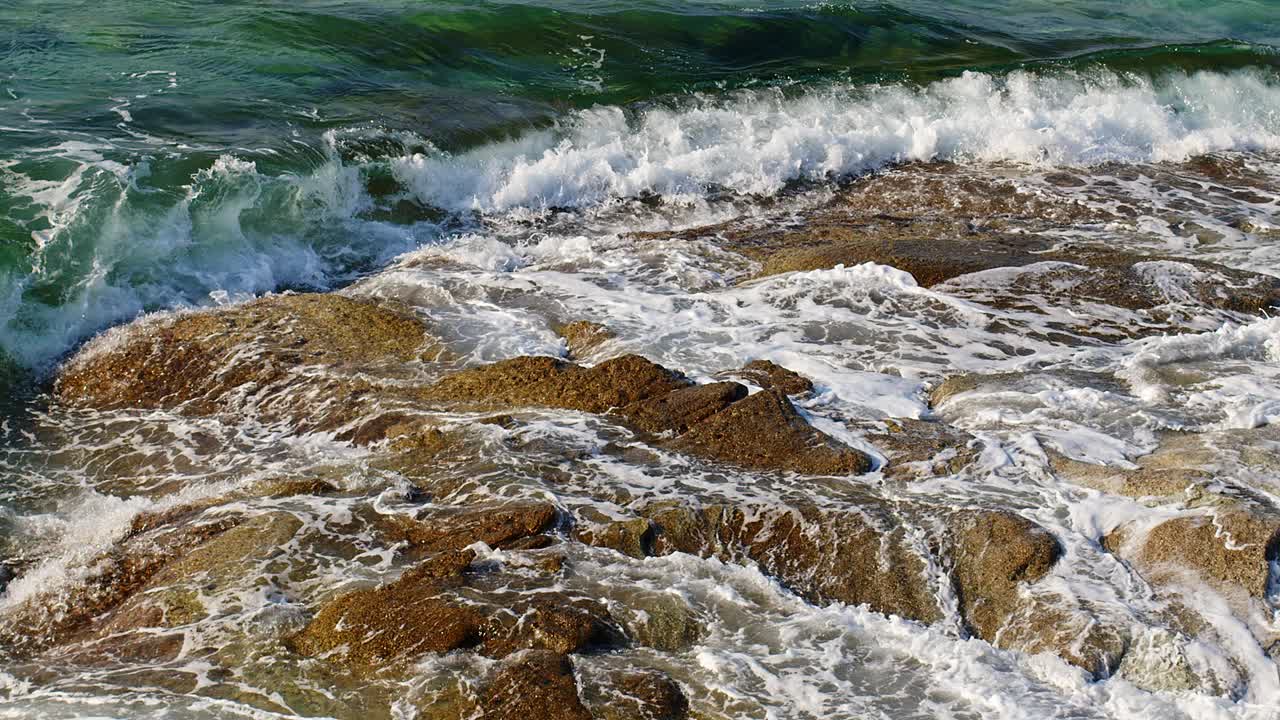 海边的岩石和海浪视频素材