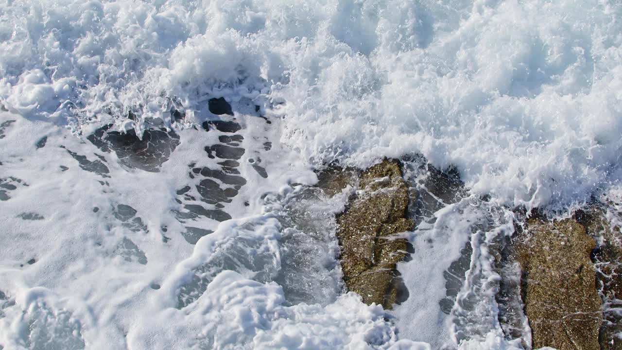 海边的岩石和海浪视频素材