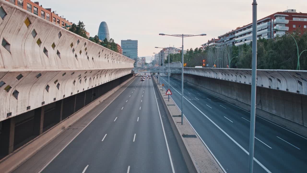 西班牙封锁期间，巴塞罗那警察在高速公路上护送汽车视频素材