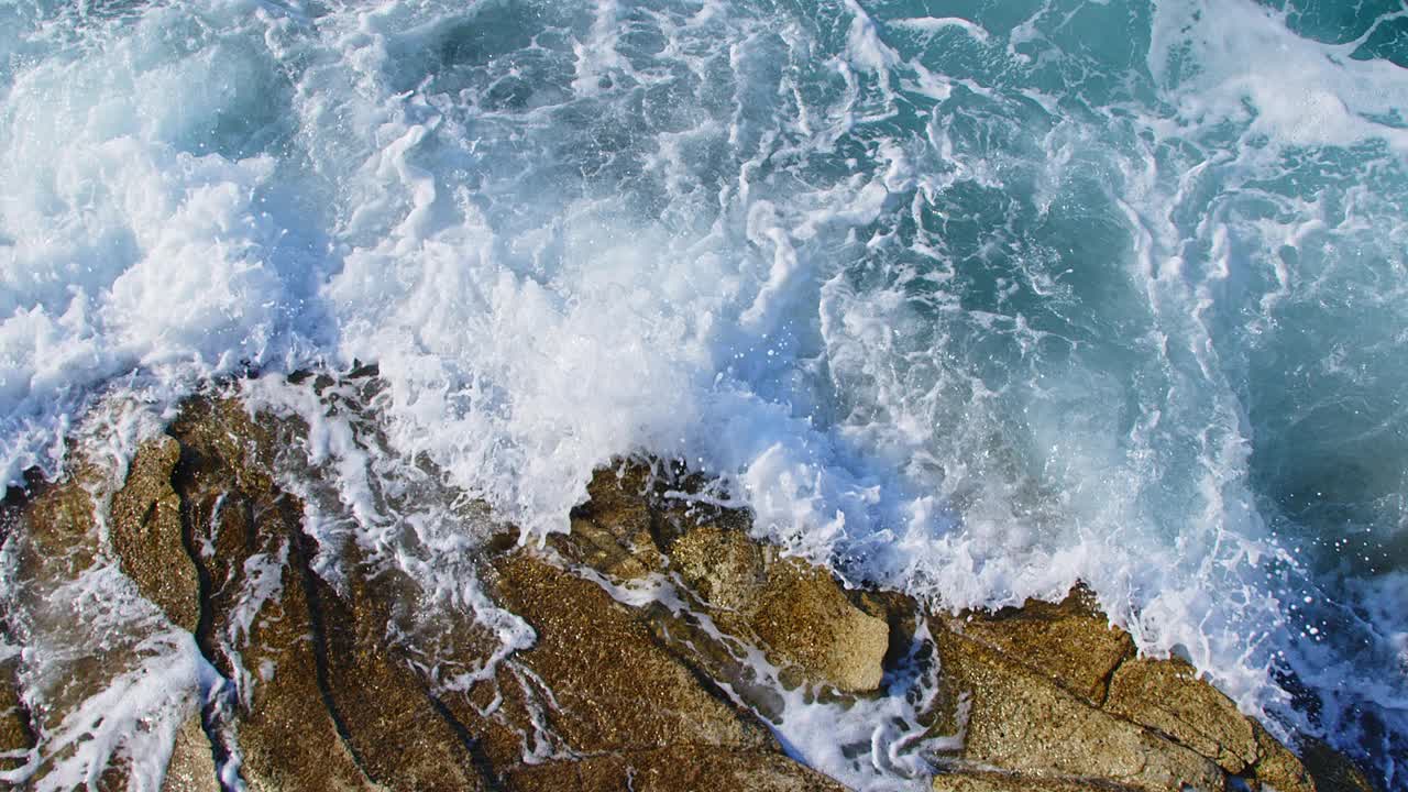 海边的岩石和海浪视频素材