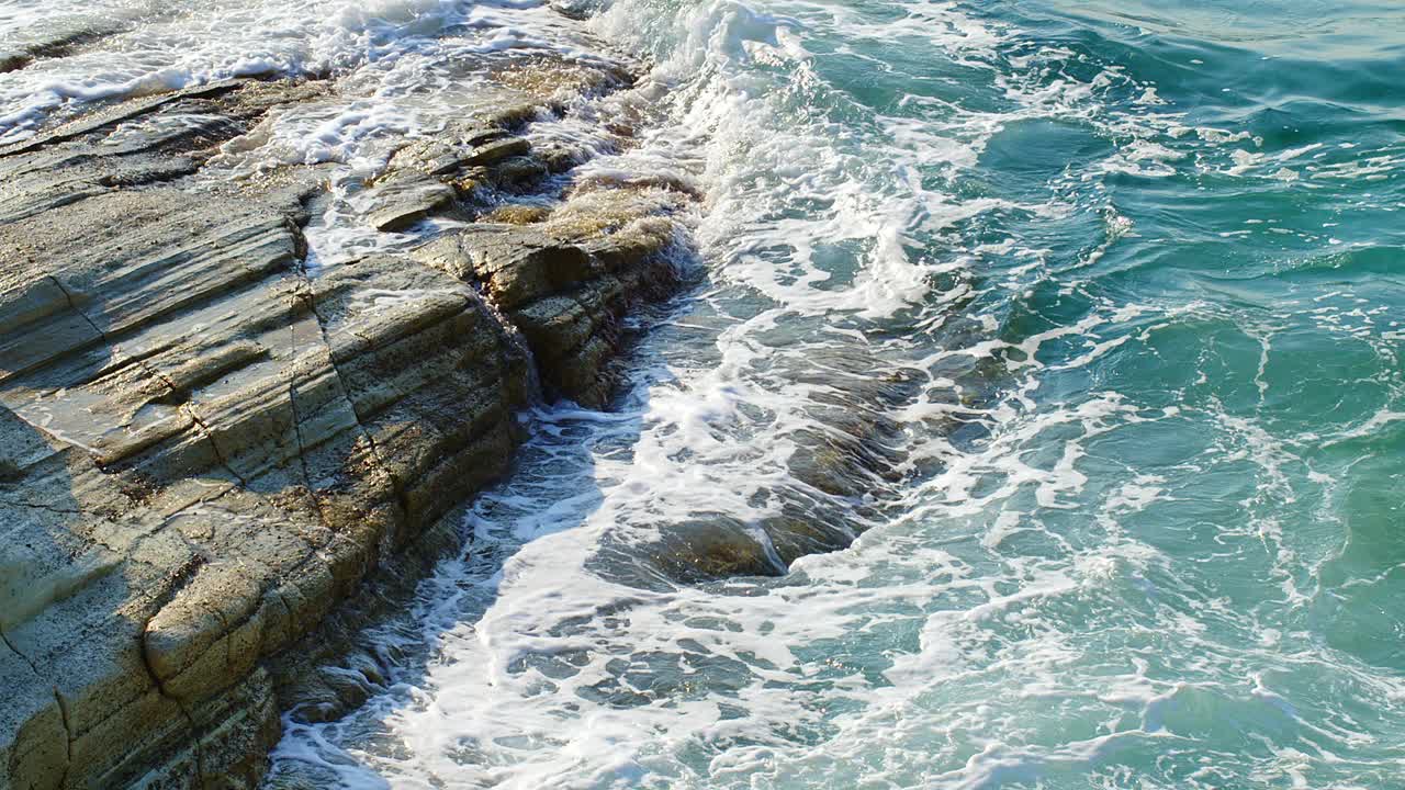 海边的岩石和海浪视频素材