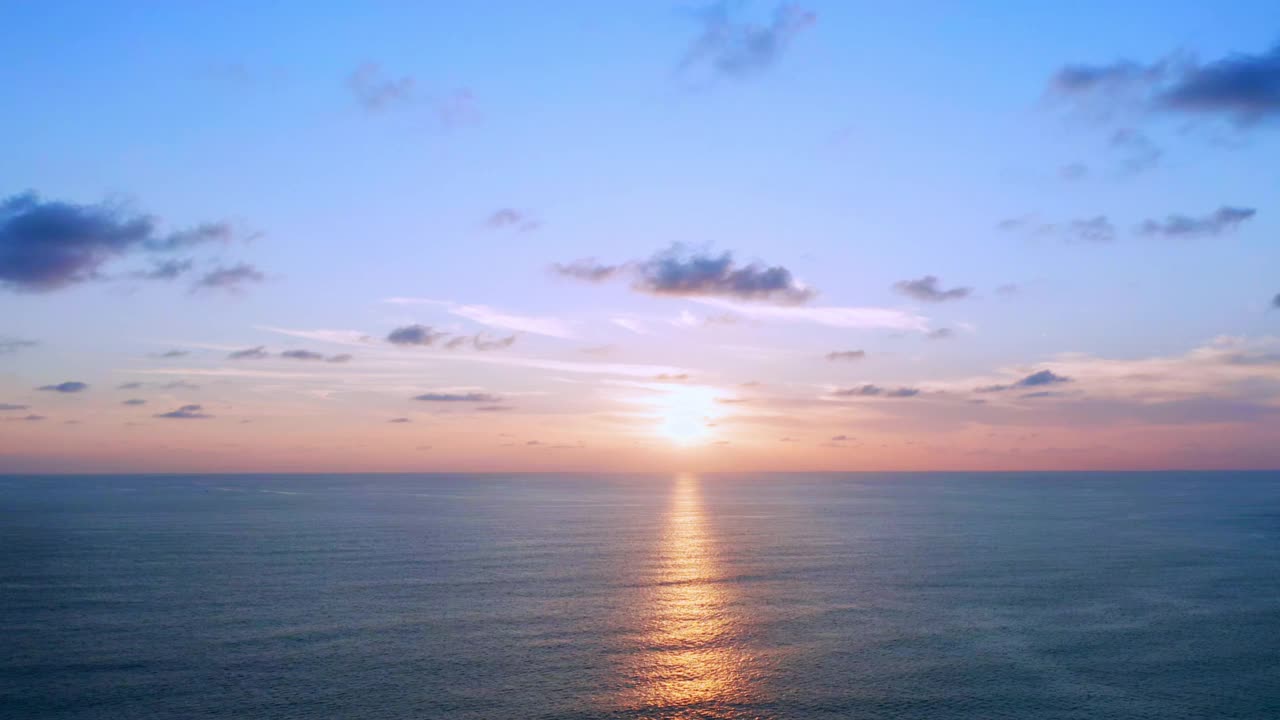 4K美丽的热带海滩，日落天空。美丽的普吉岛海滩是著名的安达曼海避暑胜地。区域无人机视野热带海滩与日落的海上视频素材