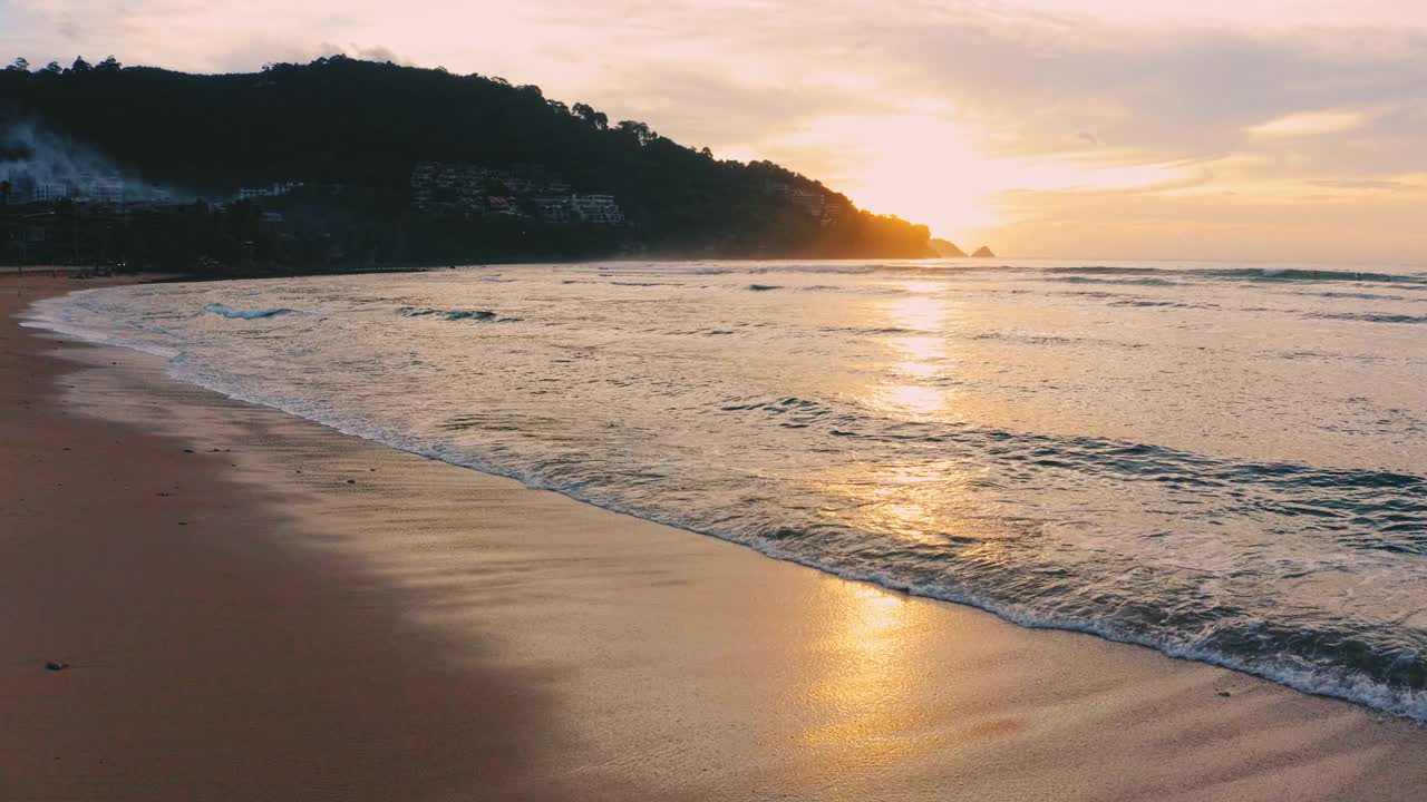 4K美丽的热带海滩，日落天空。美丽的普吉岛海滩是著名的安达曼海避暑胜地。区域无人机视野热带海滩与日落的海上视频素材