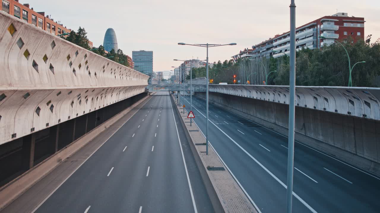 西班牙巴塞罗那空无一人的高速公路视频素材