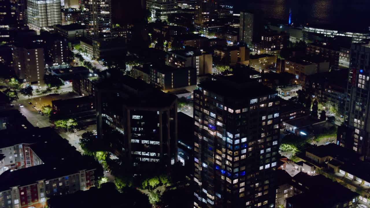 鸟瞰西雅图市中心的街道在黄昏视频素材