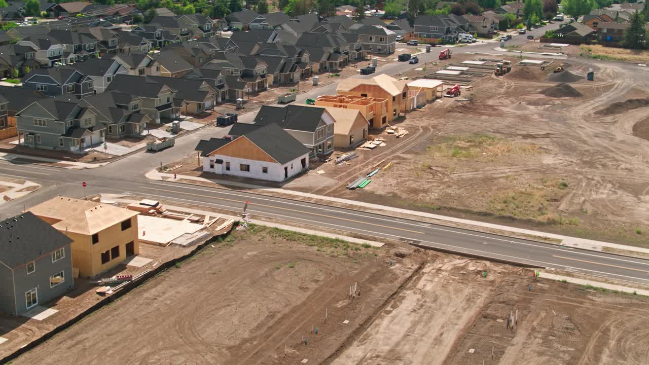 俄勒冈州本德的老农场区正在建设中的住宅开发项目视频素材