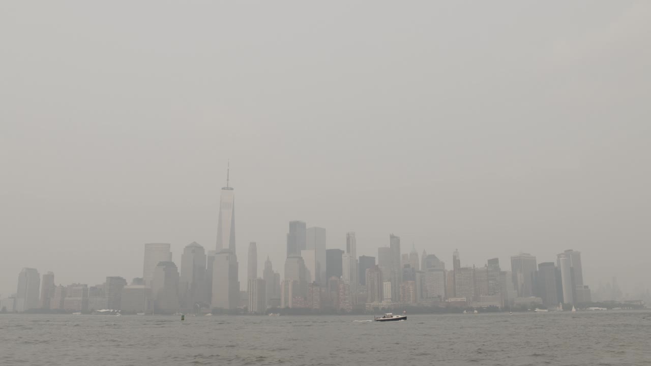 在浓雾中，直升飞机在纽约市中心上空飞行视频素材