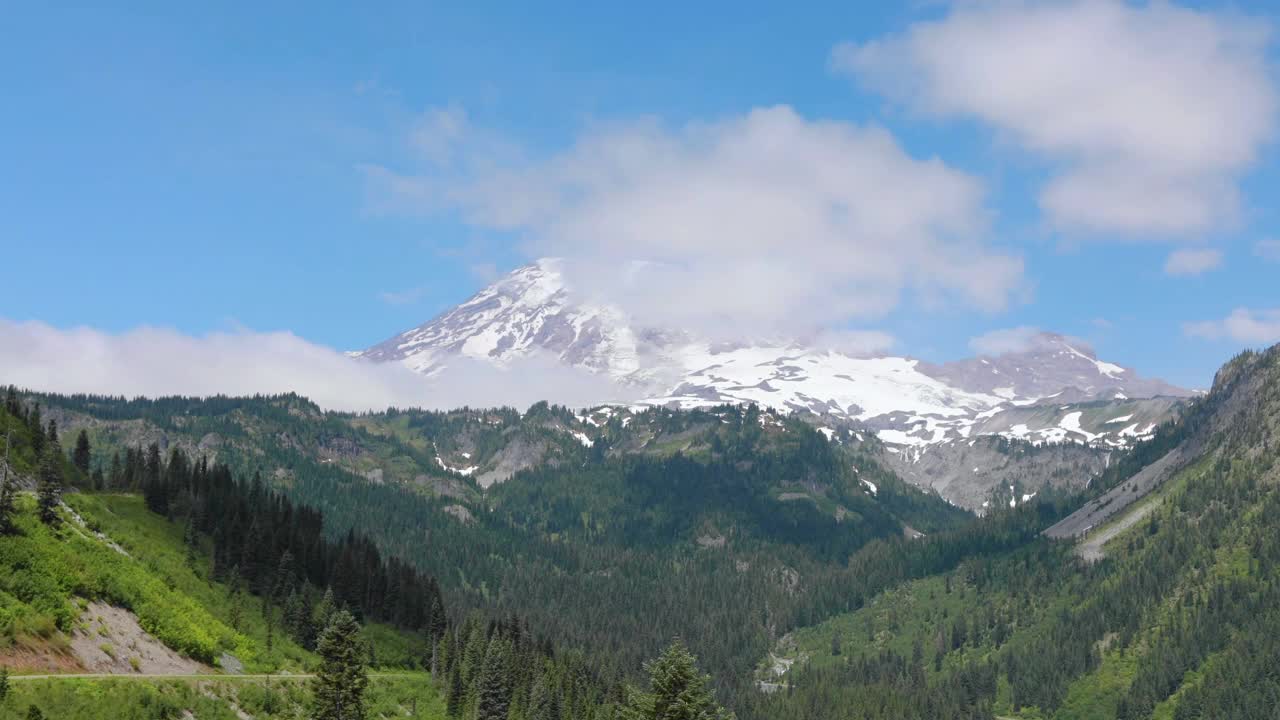 云在雷尼尔山山顶移动的延时视频视频素材