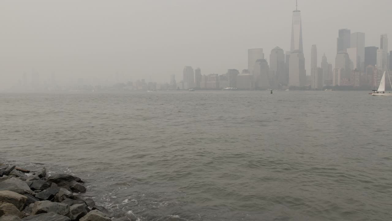 船只在曼哈顿市中心和新泽西之间的海湾中航行视频素材