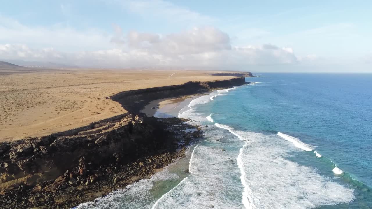 海波在岩石悬崖海岸的航拍镜头视频下载