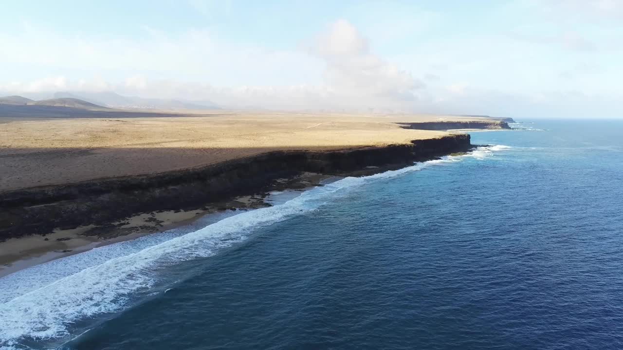 海波在岩石悬崖海岸的航拍镜头视频素材