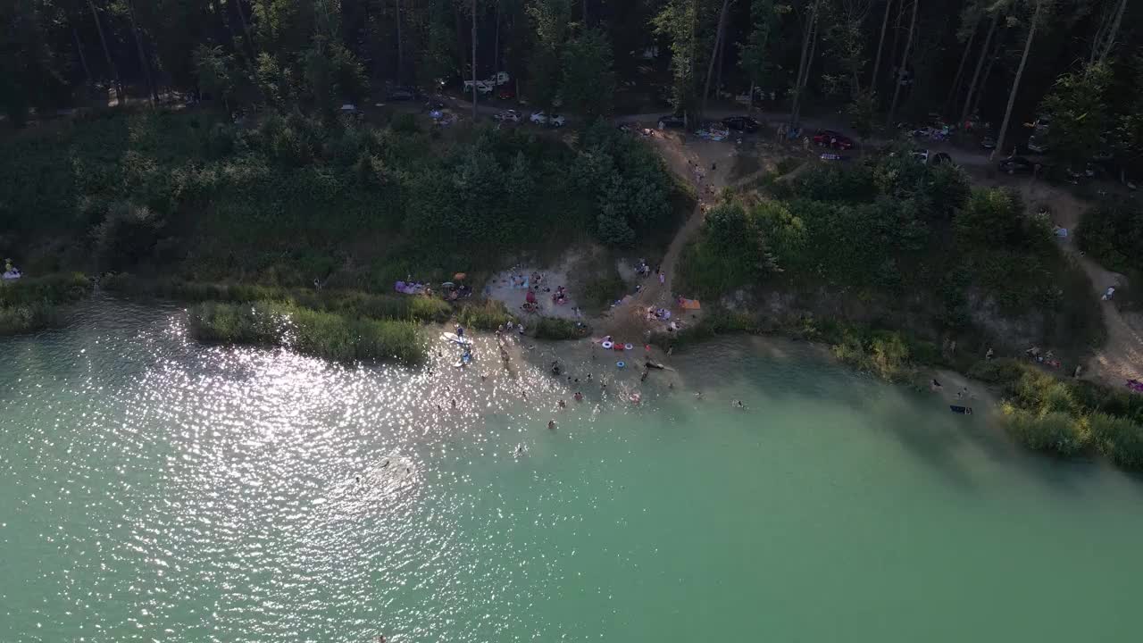 鸟瞰图的人游泳休息日光浴漂浮在sup板。夏天湖活动视频素材