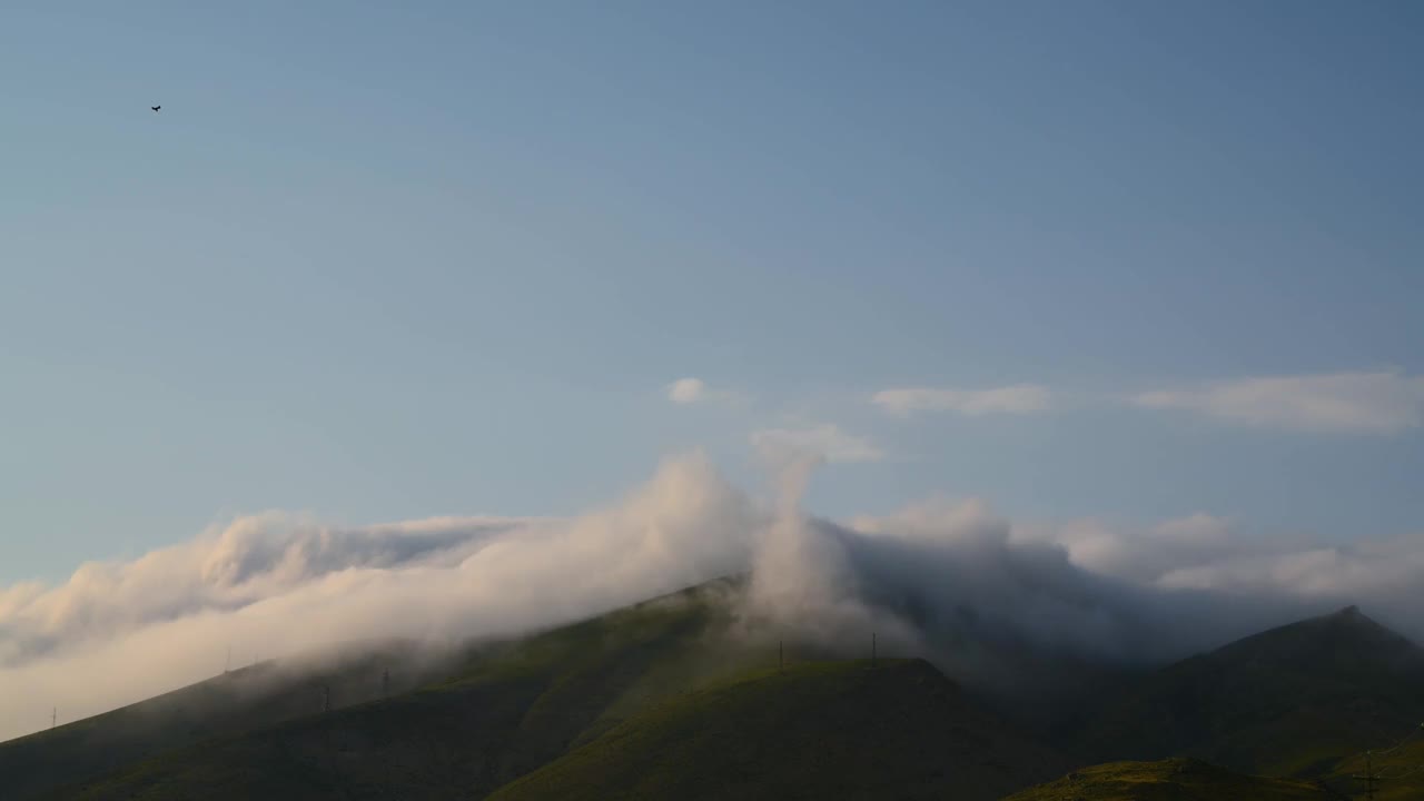 美丽的云朵缓缓飘过群山。视频素材