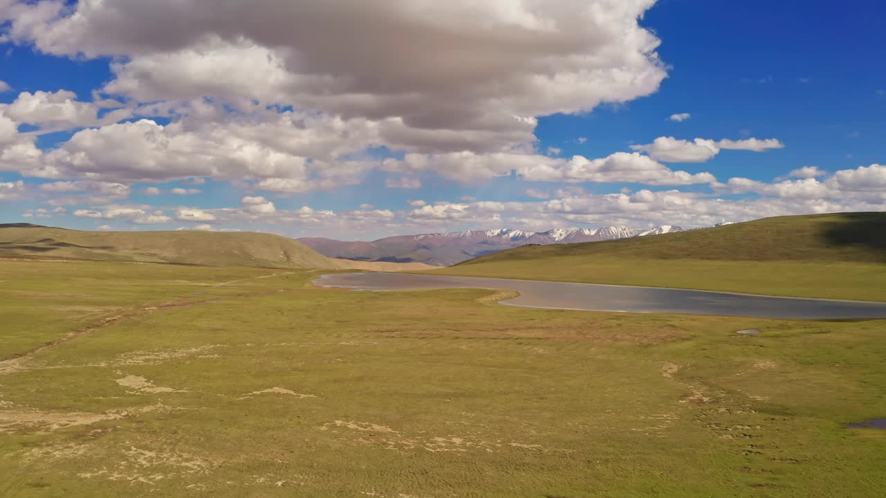 在晴朗的日子里，巴音布卢库草原和群山。视频素材