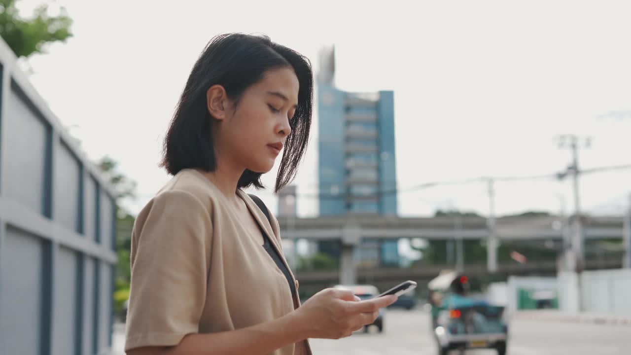 一个亚洲女人在等出租车视频素材