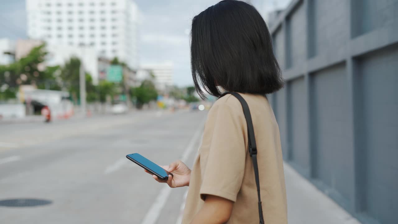 一个亚洲女人在等出租车视频素材