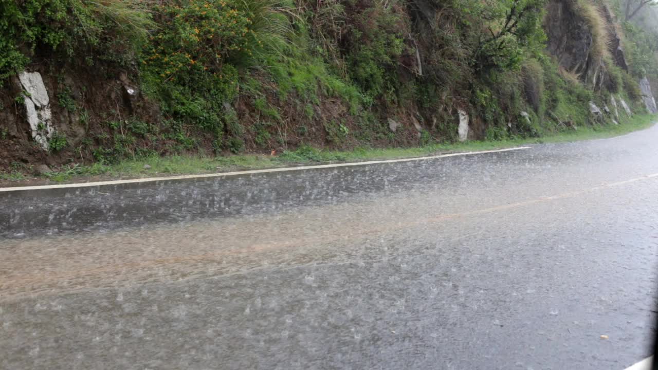 印度喜马偕尔邦，雨季的Naina Devi山路视频素材