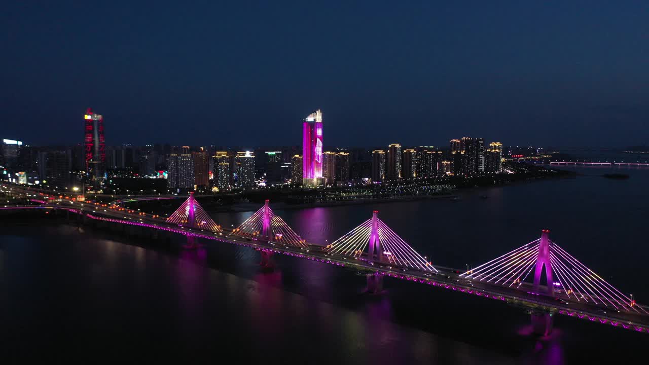 夜晚的超级城市，建筑和河流视频素材