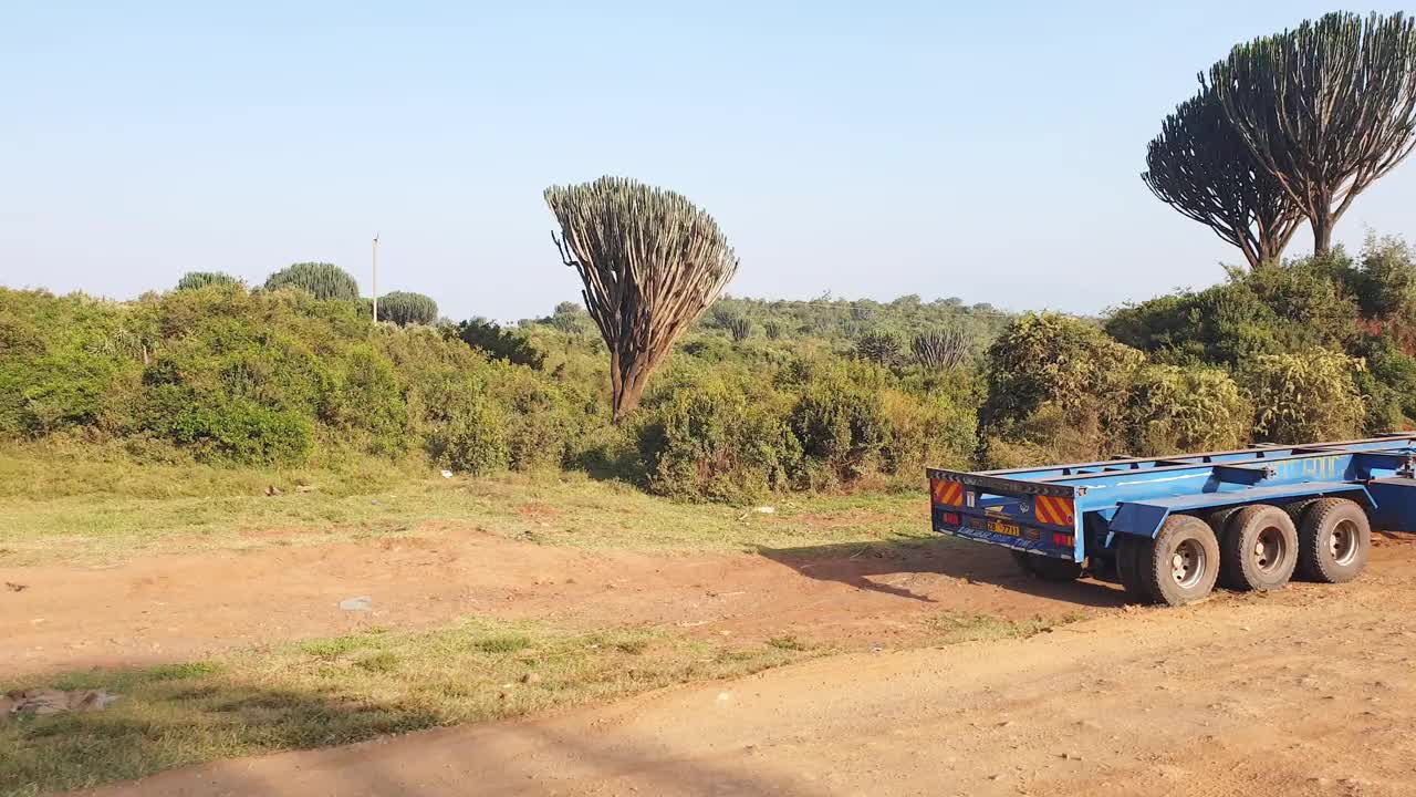 在肯尼亚南部的艰苦的野生公路冒险之旅视频素材