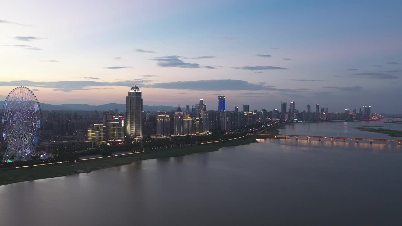 夜晚的超级城市，建筑和河流视频素材