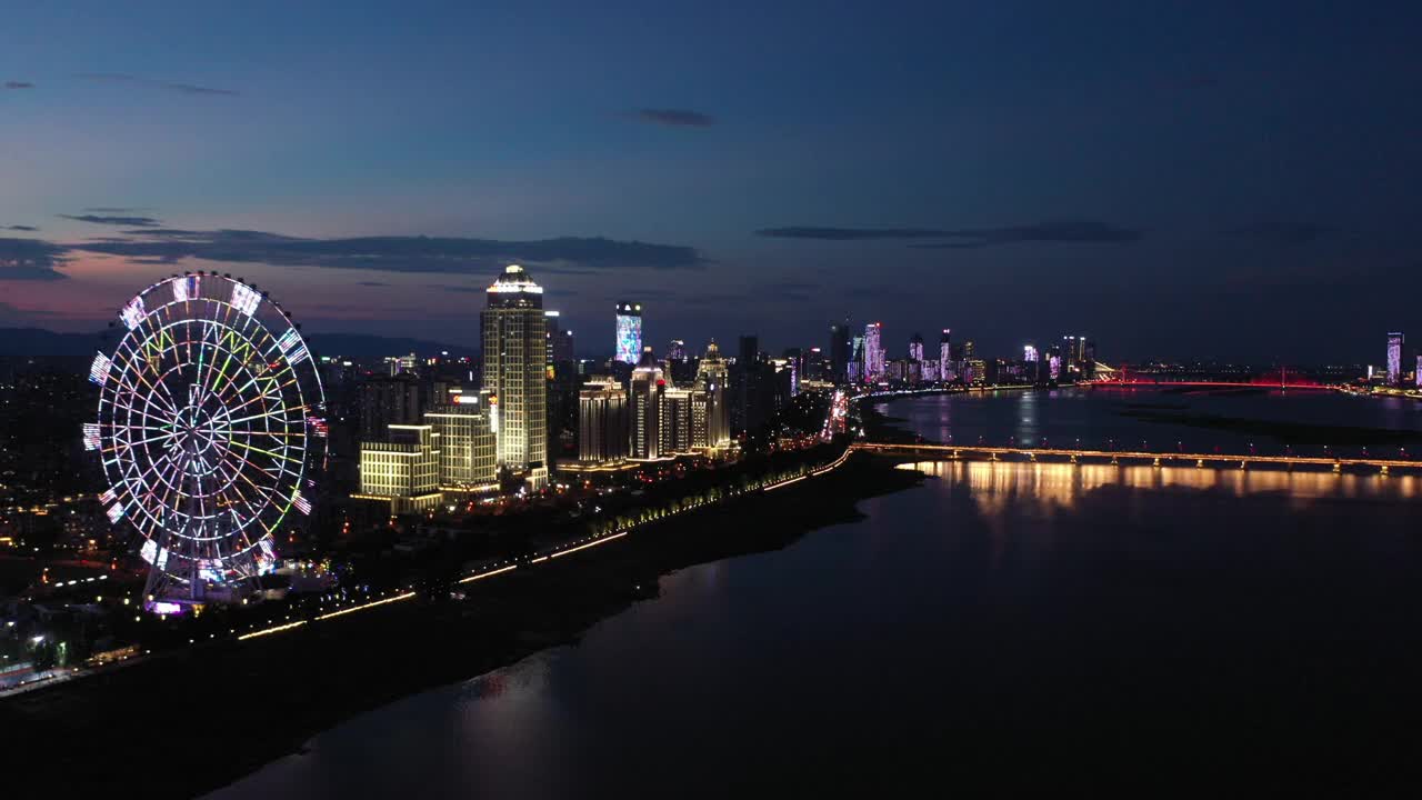 夜晚的超级城市，建筑和河流视频素材