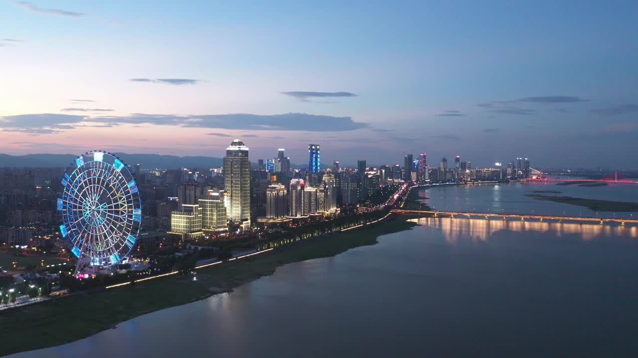 夜晚的超级城市，建筑和河流视频素材