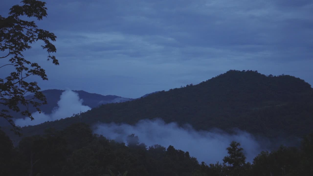 日落泰国在山上的自然视频素材