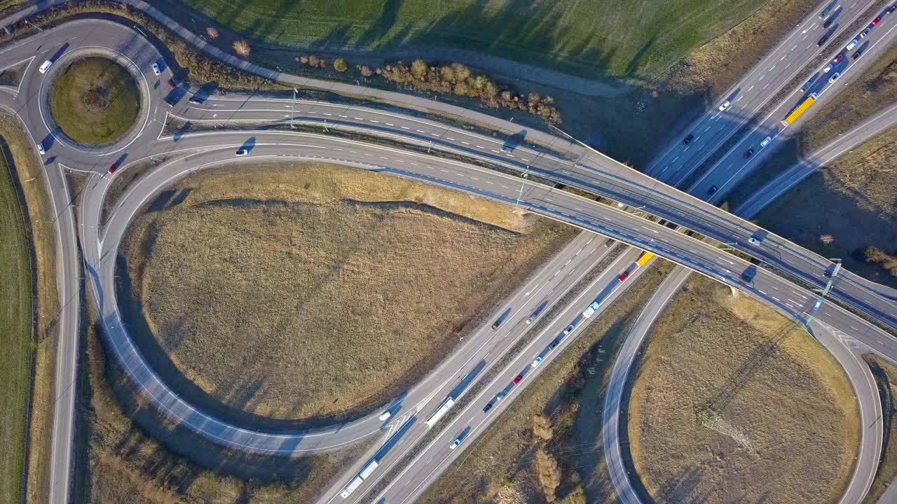 高速公路交叉口的鸟瞰图与移动的交通车辆。视频素材