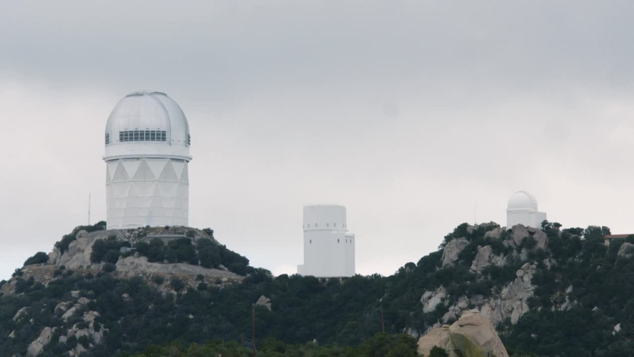 山顶上的圆顶在基特峰天文台/基特峰国家天文台，美国亚利桑那州视频素材