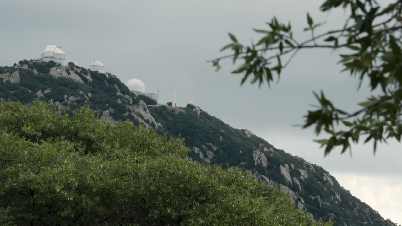 山顶上的圆顶在基特峰天文台/基特峰国家天文台，美国亚利桑那州视频素材