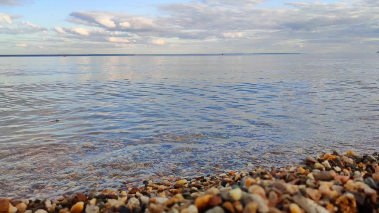 海浪拍打着石岸，拍打着蓝天视频素材